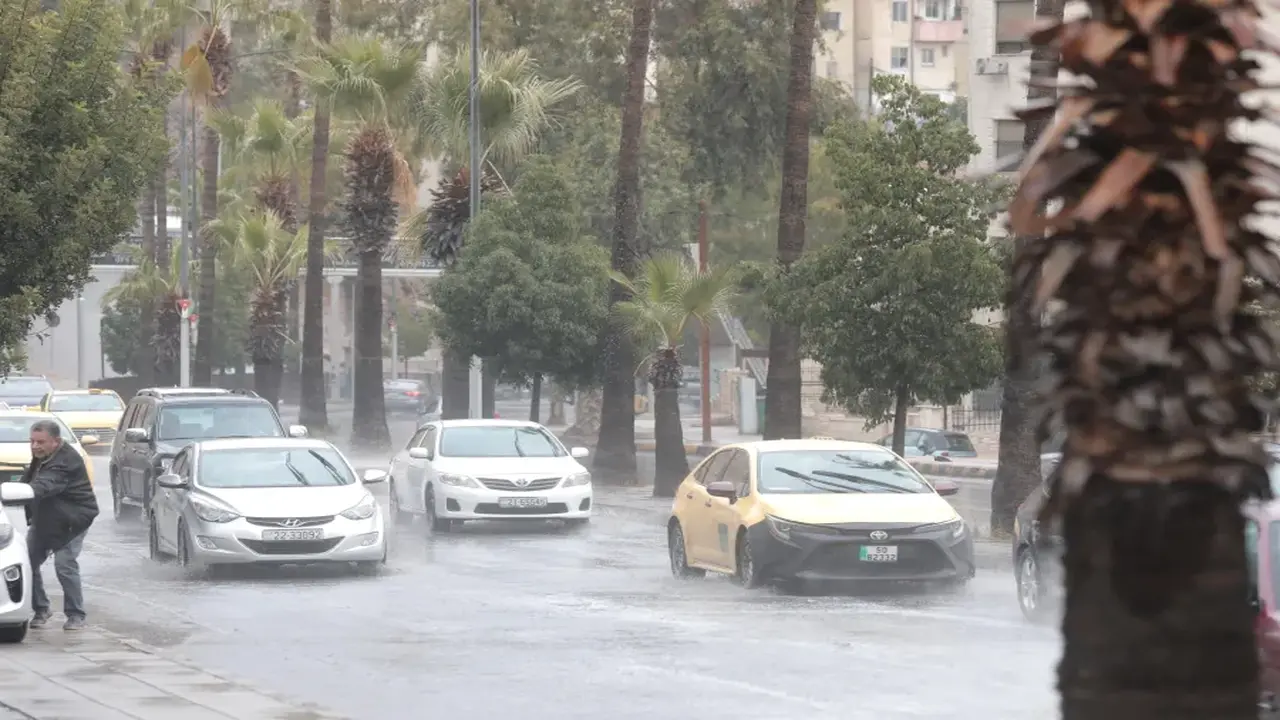 منخفض جوي يضرب الأردن مع فرص هطول أمطار غزيرة شمال ووسط المملكة